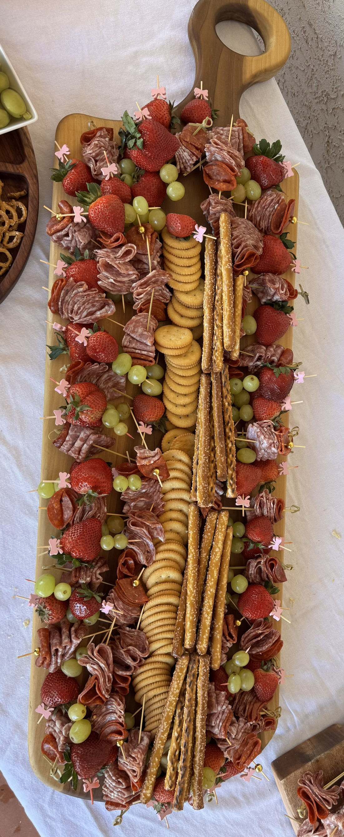 Ejemplo de uso: tabla grande con mango, cubierta de fresas, embutidos y galletas.