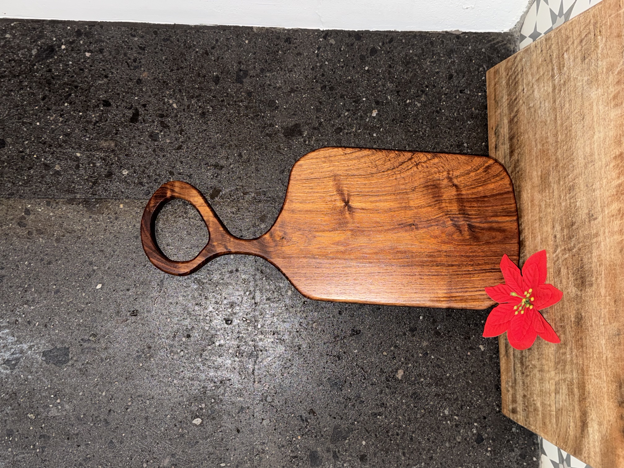 Tabla con mango curvo tallado en una sola pieza de madera.